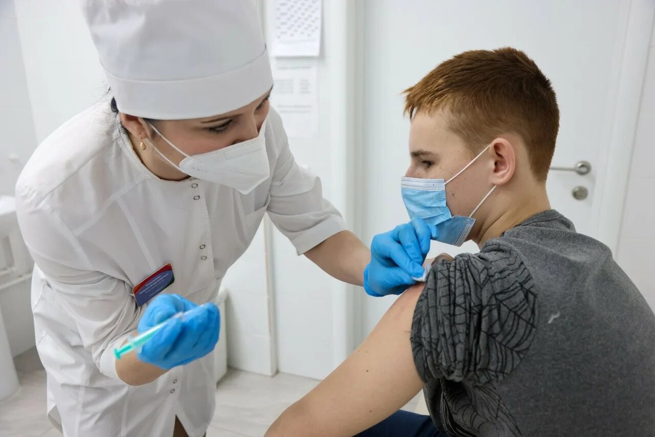 Вакцины в детских поликлиниках. Вакцина детям. Вакцинация подростков. Прививки детям. Иммунизация детей.
