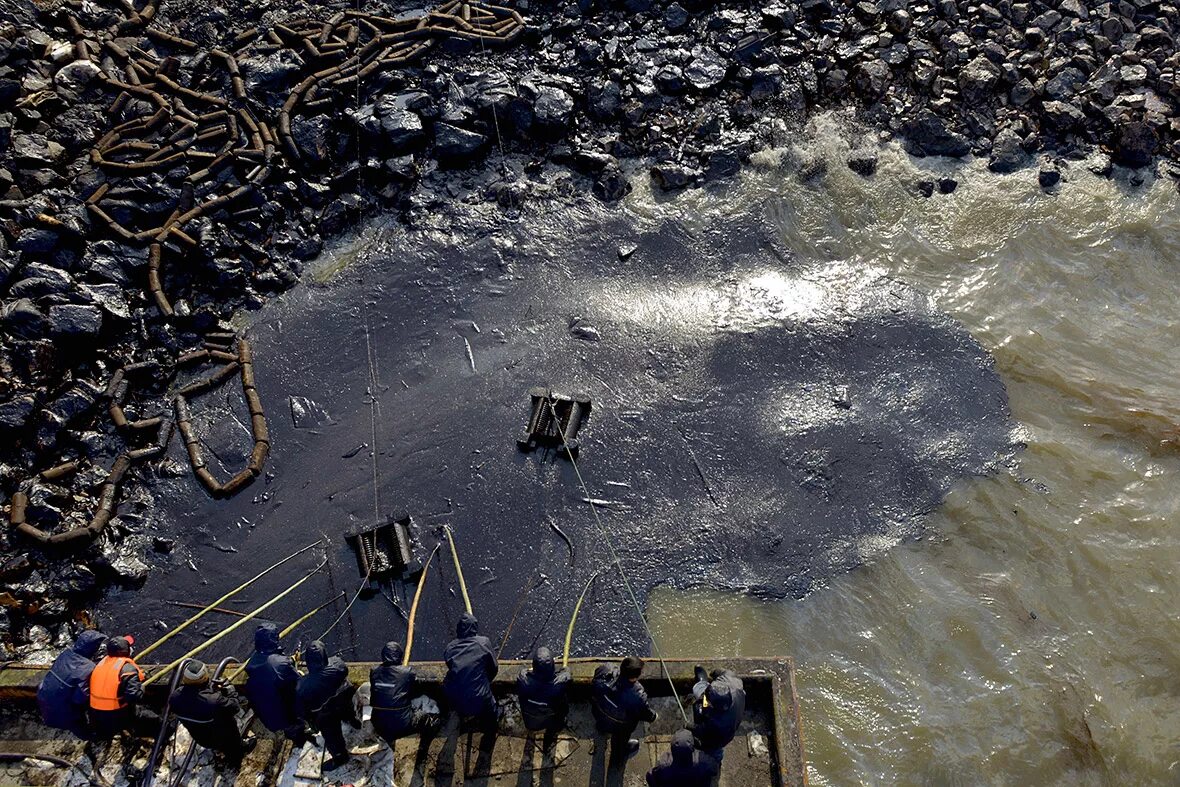 Экологическая катастрофа в Китае. Загрязненная река хим. Отходами. Разлив нефти. Нефтяные отходы. Стой грязная вода