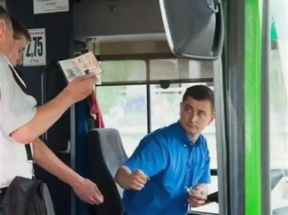В автобусе не принимают наличные. В автобусе не принимают наличные