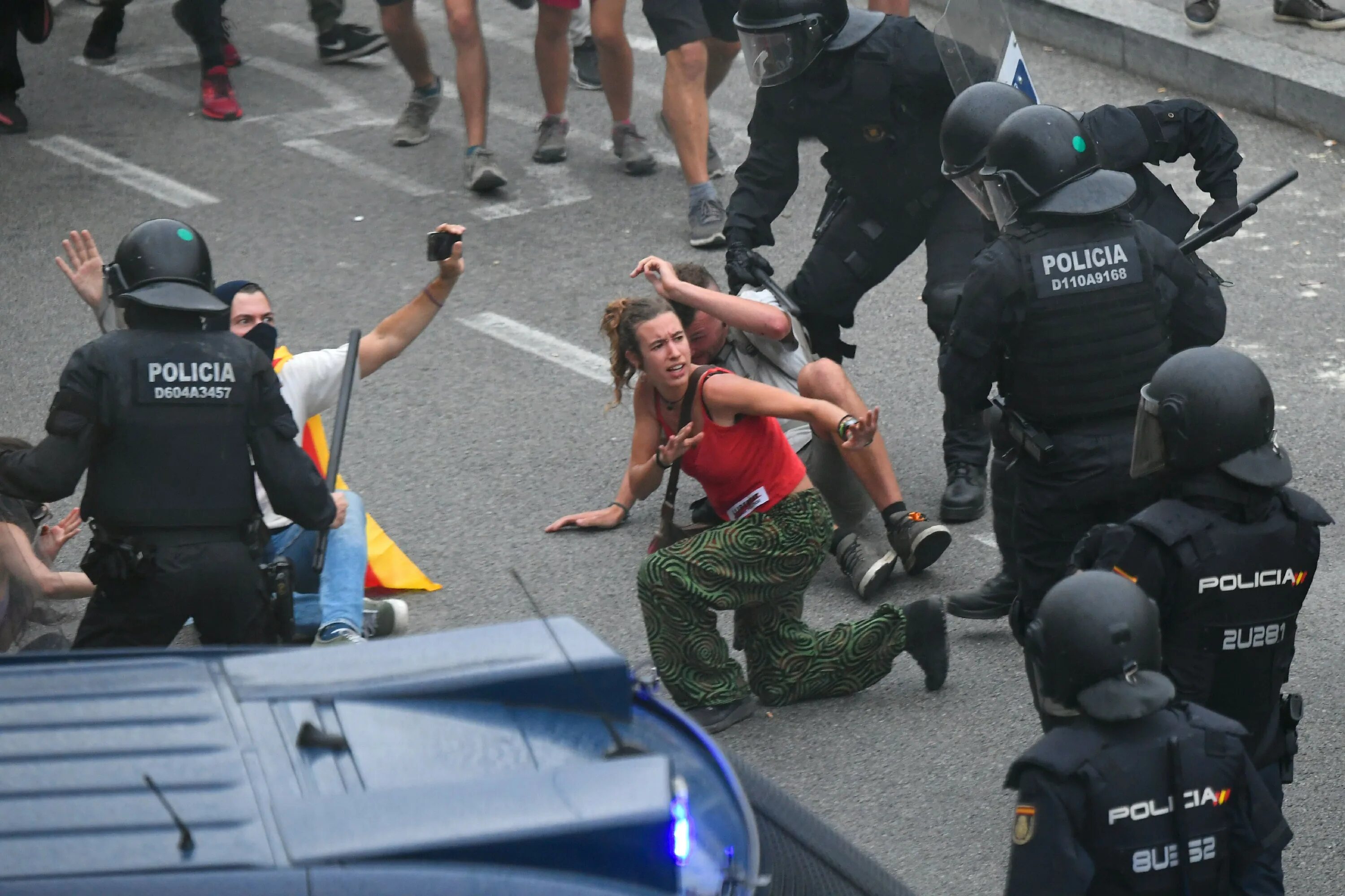 Сми испании. Протесты каталонцев в Испании. Разгон демонстрации во Франции. Разгон демонстраций в Европе.