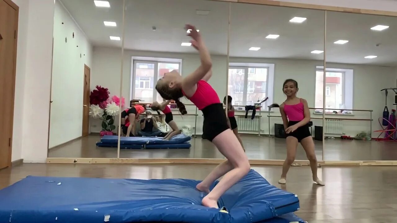 Акробатика колесо без рук. Обои фляк. Фляк без рук. Видео как научиться делать колесо боком. Рондат фляк сальто 2048 x 1152.