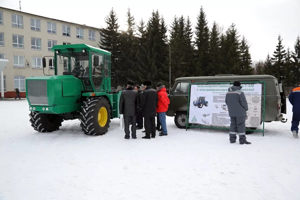 Трактор т 240 Интермашхолдинг. Трактор т-240 с электромеханической трансмиссией. Эт 240 трактор. Т-240с. Год начала строительства схк зауральского машиностроительного