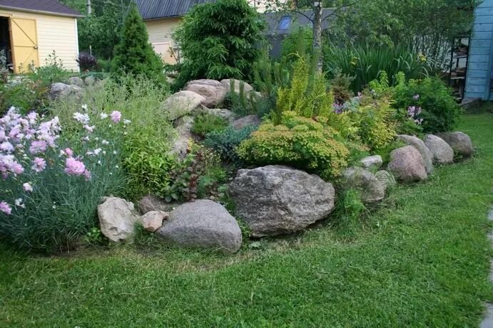 Как сделать альпийскую горку на даче новичку. Альпийская горка на даче. небольшая альпийская горка. альпийские горки на даче. альпийская гор а с вазой.