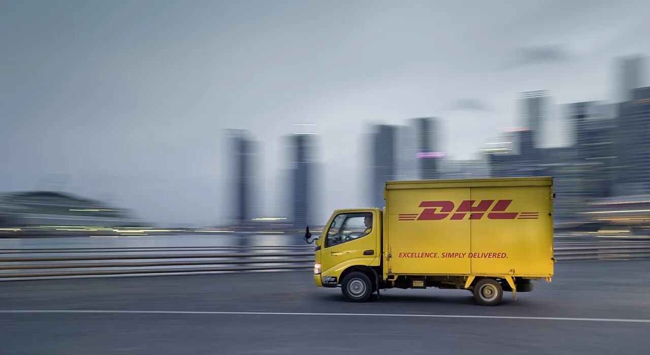 Transit 470 DHL грузовой. DHL машины. DHL реклама. Рекламная продукция DHL. Helion dhl 6