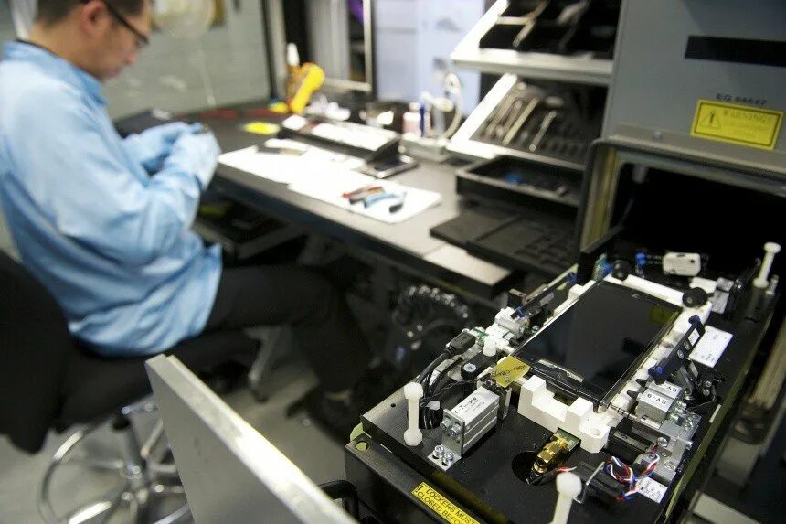 Китай завод самсунг смартфон. Завод сборка телефона. Сборка телефона. Сборка смартфона. Завод по производству телефонов.