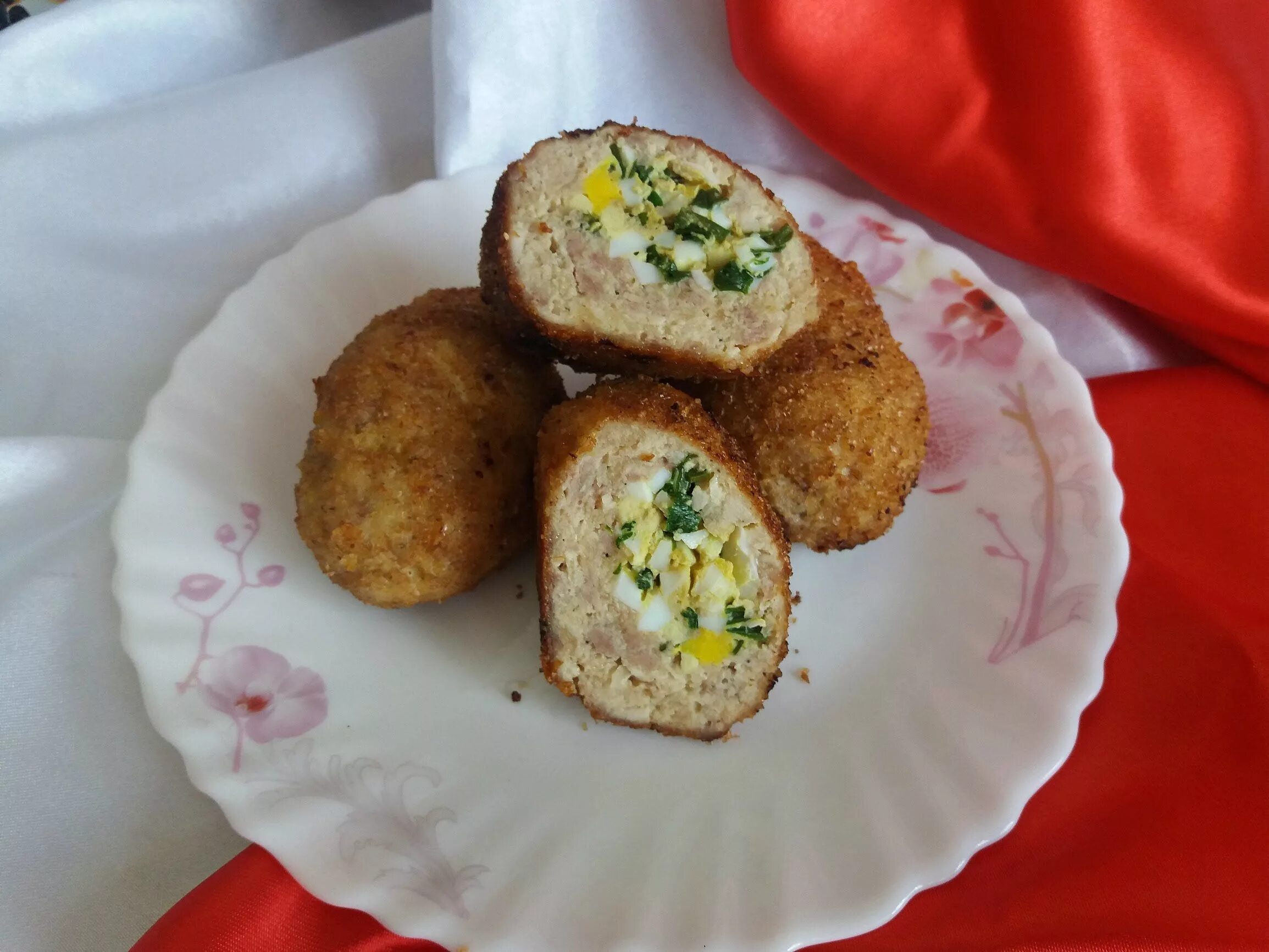 Котлеты из вареных яиц. Котлеты зразы. зразы, фаршированные яйцом. зразы мясные с начинкой. зразы мясные с яйцом и луком.