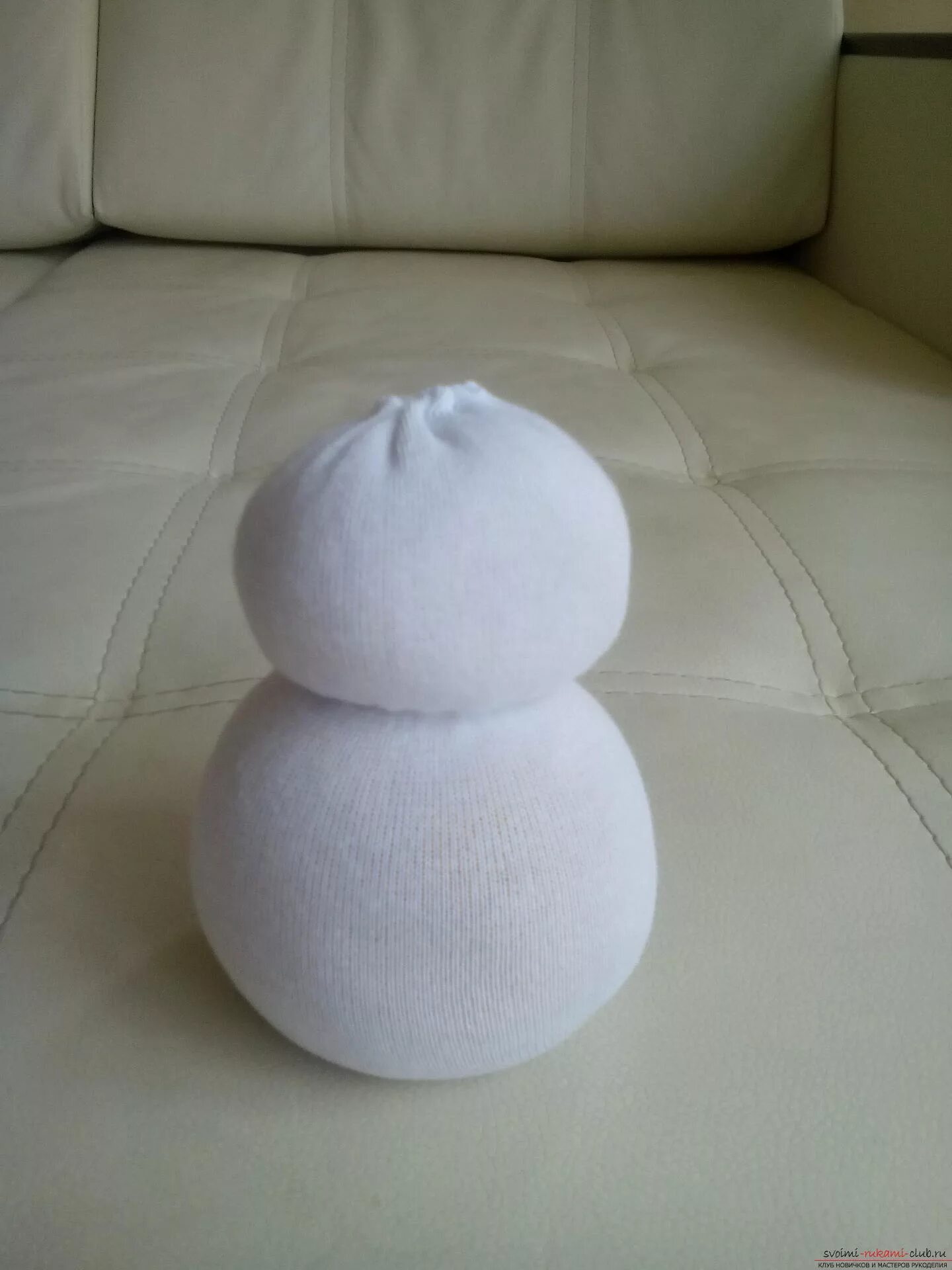 снеговик из синтепона. поделка снеговик из синтепона. снеговик из капроновых колготок своими. новогодние поделки из синтепона. снеговик из синтепона.