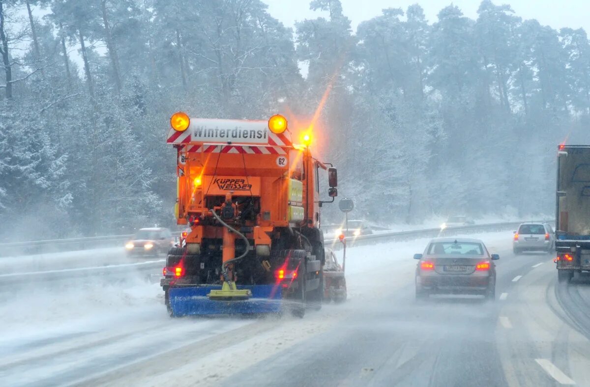 Очистка дорог от снега. Дороги в Финляндии зимой. КАМАЗ для чистки снега. Чистка дорог от пыли. Дорога очищения