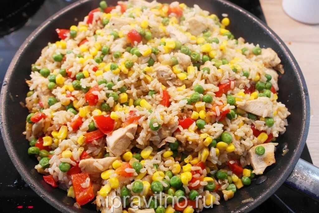 Гавайская смесь с рисом и стейком. Гавайская смесь с рисом. Блюда с гавайской смесью. Как готовить гавайскую смесь с рисом. Гавайская смесь с рисом.