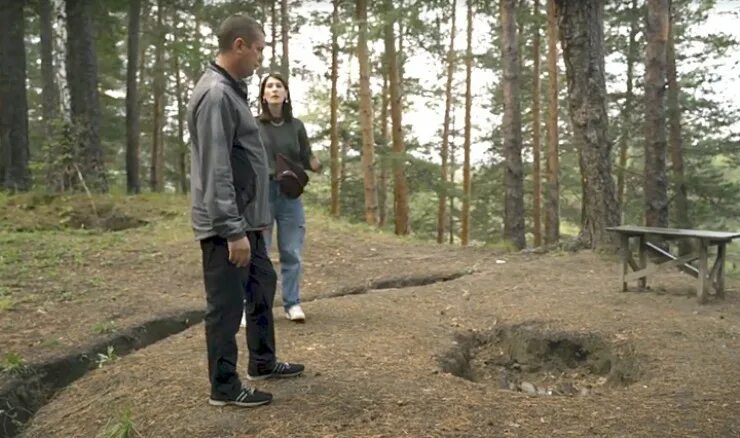 человек в лесу. джейсон вурхис пятница 13-е 2009. оборотень хижина в лесу 2012. лес где маньяк. теханская резба бензопило.