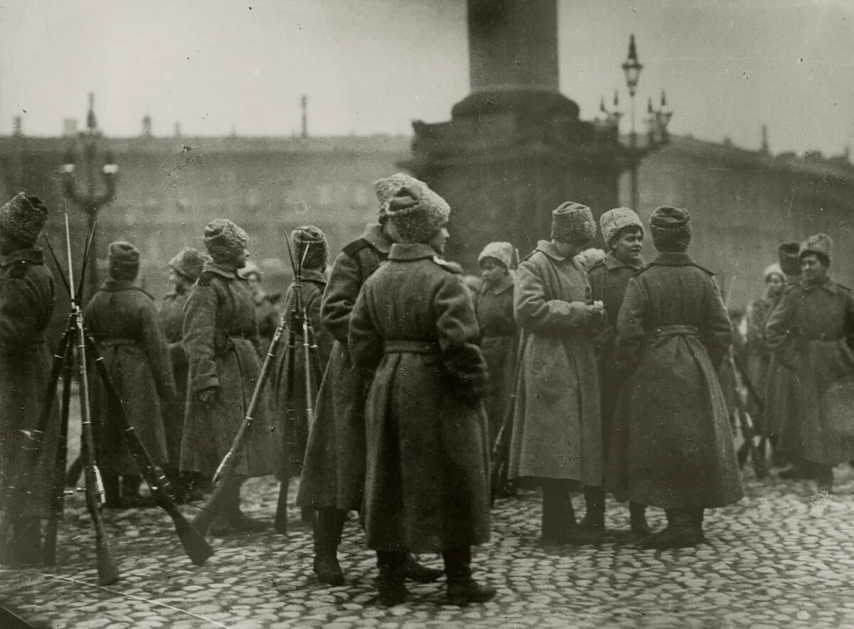 Революция революционная ситуация. Женские батальоны 1917 год. Петроград 1917 год женщины.