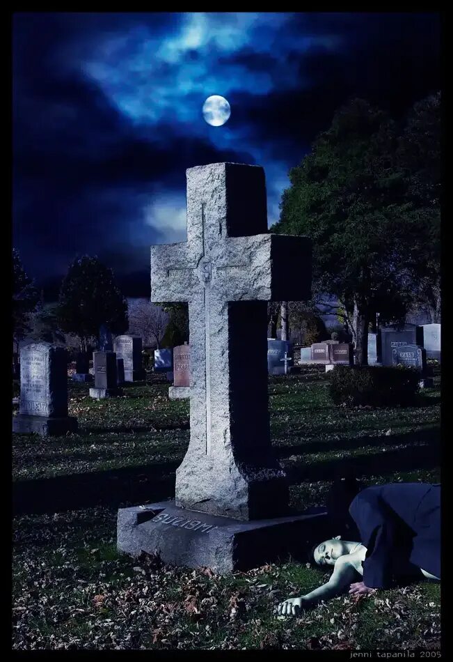 Похороненный крест. Мрачное кладбище. Мрачные кресты.