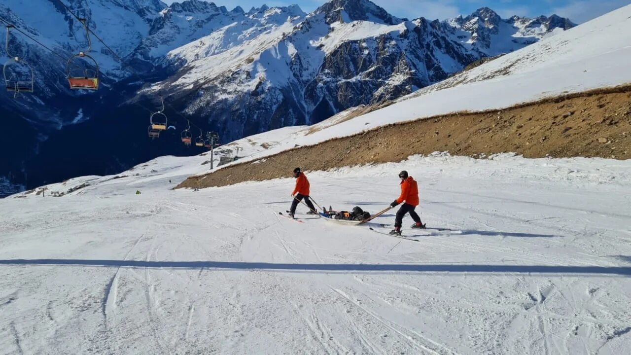 Спасение в горах мчс россии. Спасатели домбай. Домбай в феврале. Спасателей 5 домбай. Спасателей 5 домбай.