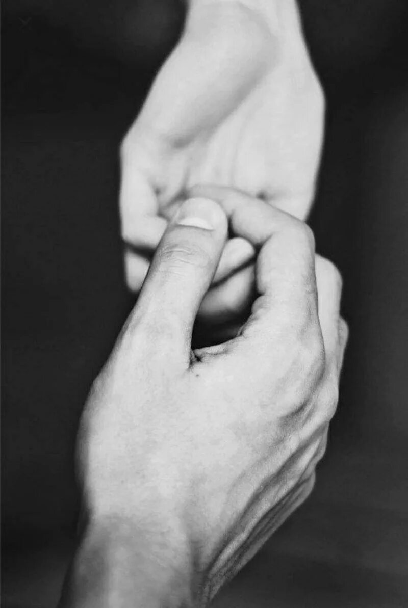 Рука в руке. Прикосновение рук. Мужская и женская рука. Сплетение рук любовь.