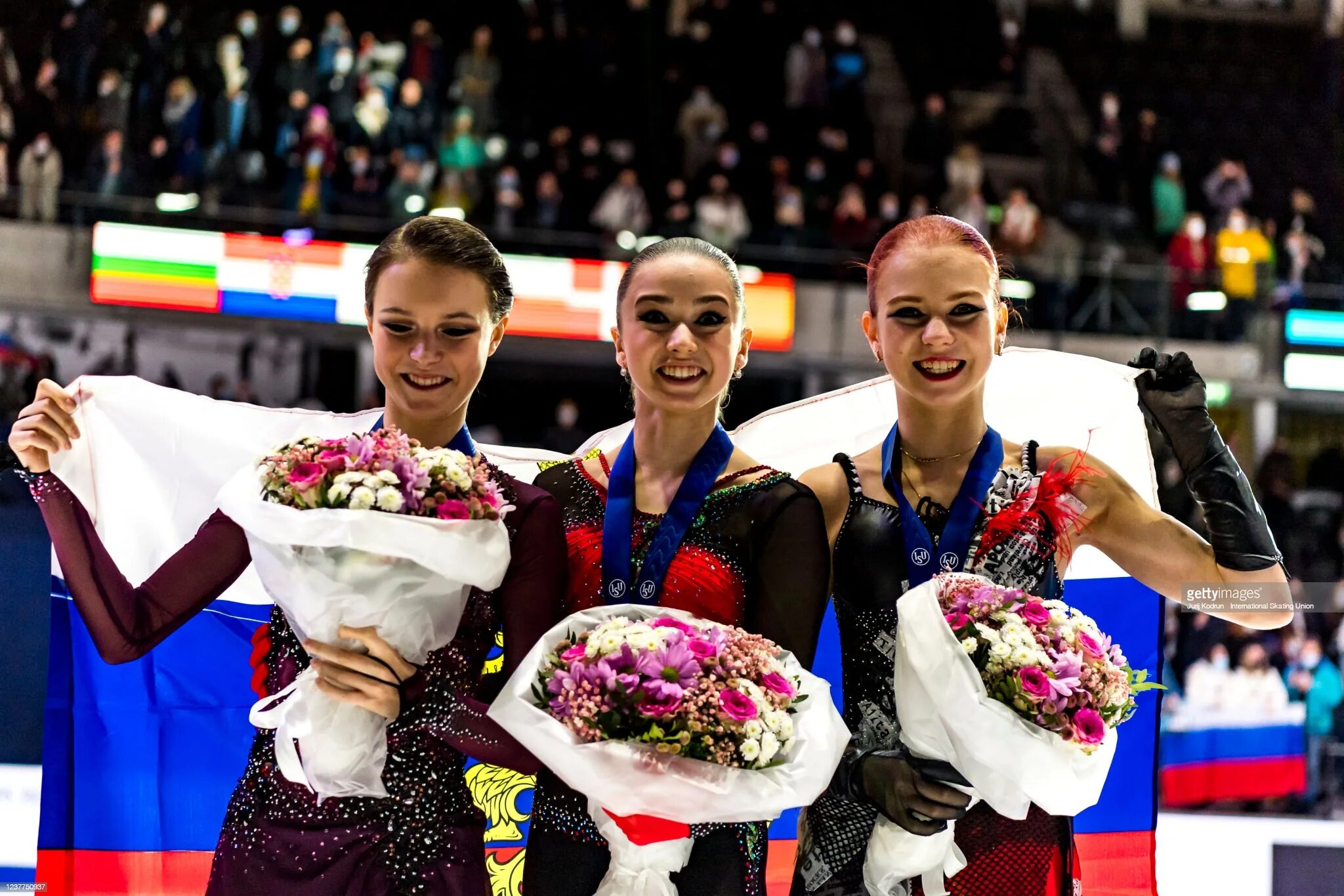 Российские фигуристы заняли весь пьедестал на чемпионате. Педистал мальчишек на Олимпийскихиграх, фигурное кактание 2022. Чемпионат Европы 2022 фигурное.