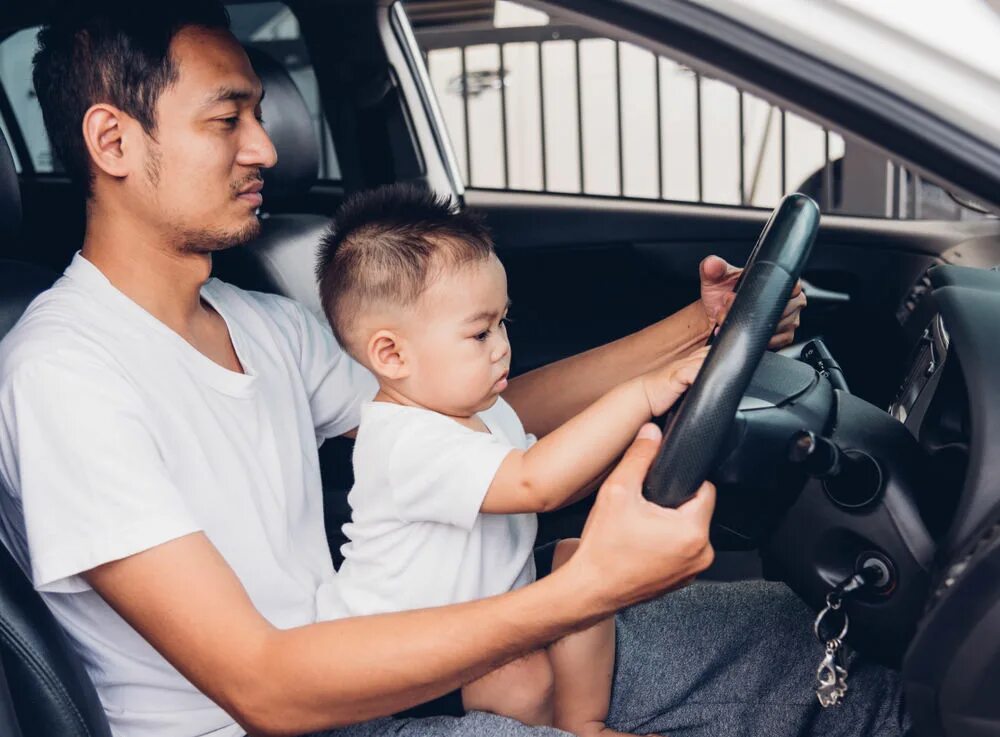 Dad drive. Картинки младенец сидит за рулем на коленях у папы. картинки dad drives me. kids drive car sitting on daddy&#039;s lap. dad drives.