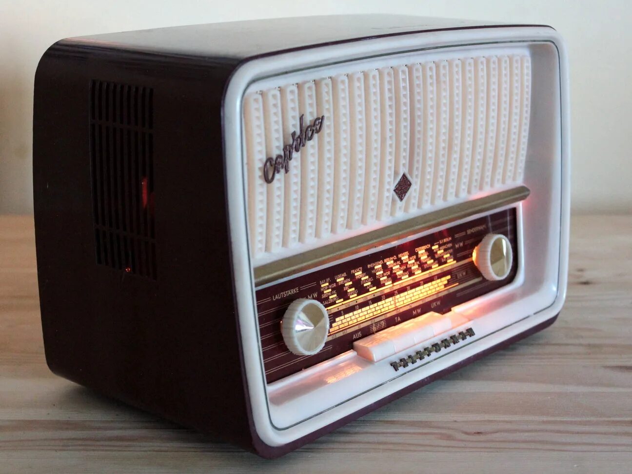 Радиоприемник балтика 52. Радиоприемник балтика зиш. Ламповый приемник балтика. Радиоприемник реставрация. Радиоприемник реставрация.