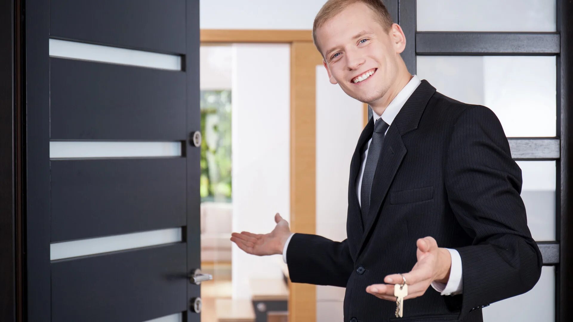 Менеджер двери. Менеджер двери. Девушка у двери. Открытая дверь в квартиру. Менеджер двери.