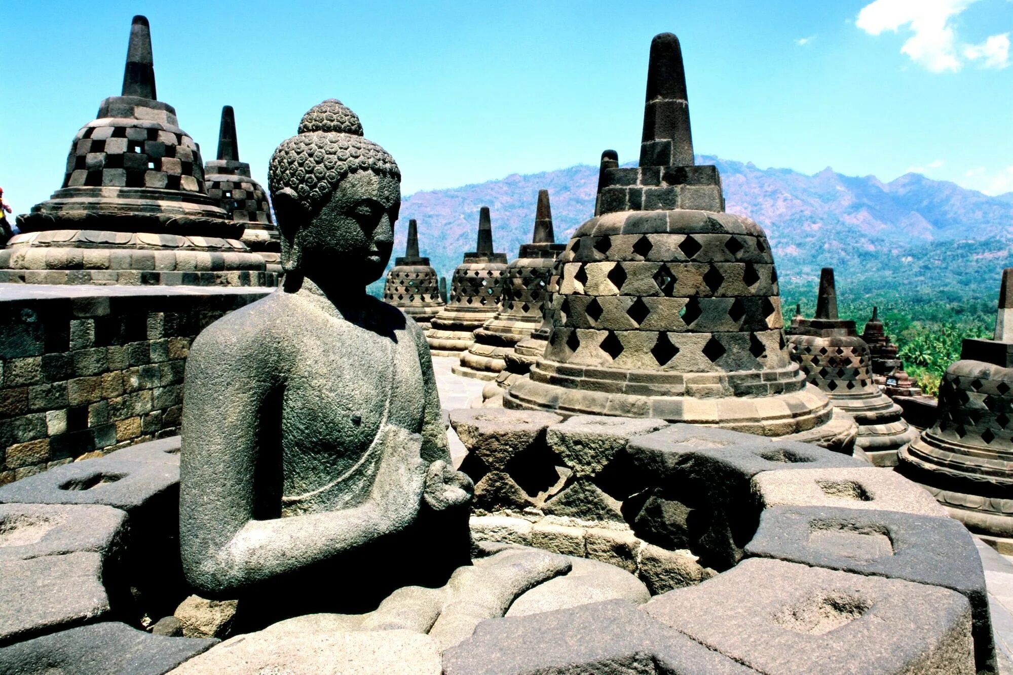 Основная страна буддизма. Боробудур Индонезия. Боробудур Будда. Боробудур Индонезия ЮНЕСКО. Боробудур Индонезия статуи.