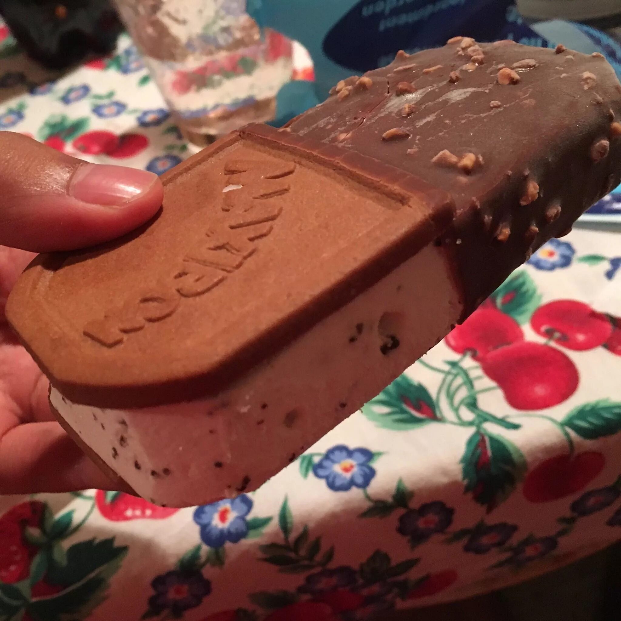 Мороженое сэндвич Максибон. Мороженое сэндвич Maxibon. Мороженое Максибон страчателла. Мороженое сэндвич Максибон страчателла.