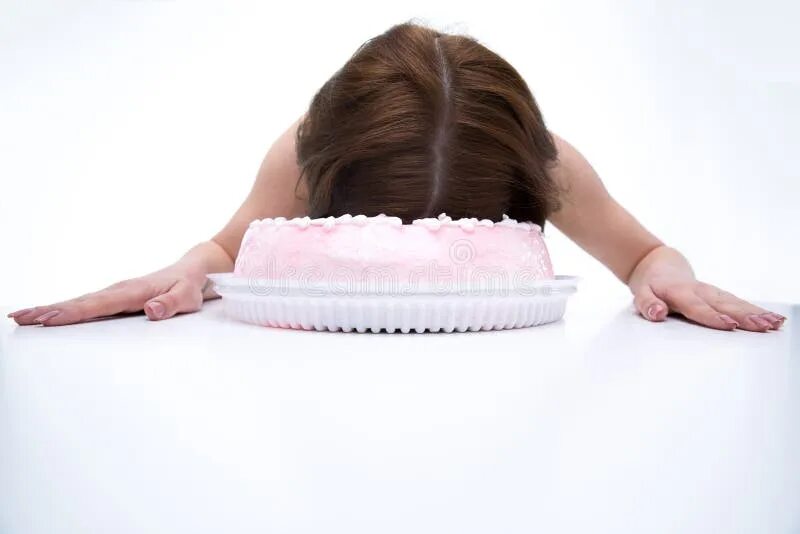 На днюхе девушку ткнули лицом в торт. Торт с лицом женщины. Торт с лицом девочки. С днём рождения торт в лицо девушке.