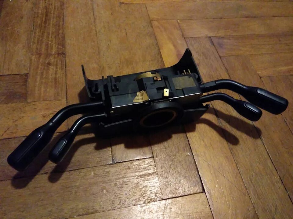 Подрулевой переключатель ауди 80 б2. Переключатель подрулевой ауди 80 б4 артикул. Подрулевые переключатели ауди 80 б3. Ауди 80 в3 подрулевой переключатель. Подрулевые переключатели ауди 80 б3.