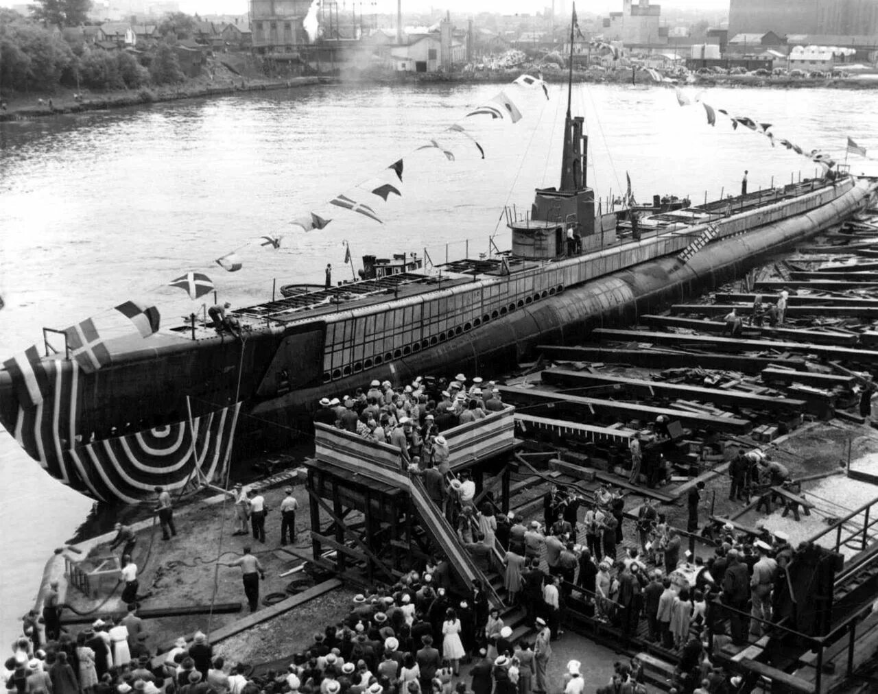 Первая электрическая подводная лодка. Подводная лодка минога 1908. Подводные лодки типа «нарвал». Подводная лодка «минога» (1909г. Первая электрическая подводная лодка.