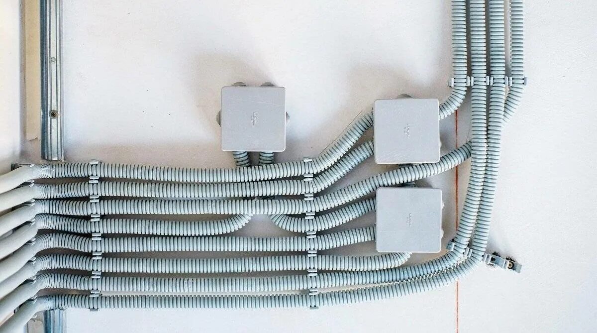 Трубы для электропроводки. Проводка в деревянном доме. Кабель в гофре в деревянном доме. Проводка в гофре дома. Кабель канал проводка iek трубка.