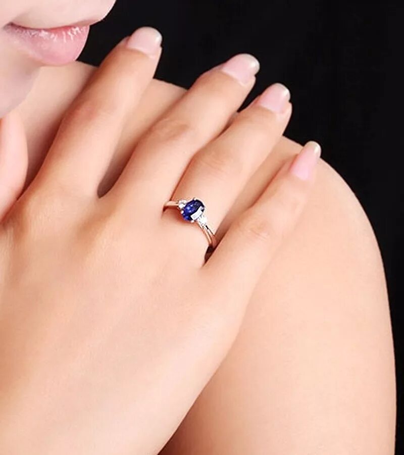 Носить кольцо на среднем пальце женщине. Кольцо на пальце. Кольцо с бриллиантом на пальце. Кольцо с сапфиром на пальце. Кольцо с сапфиром на руке.
