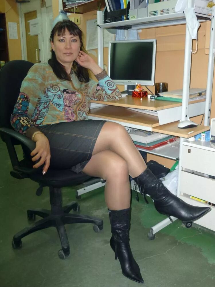 Девушки в офисе частные. Девушки в коротких платьях в офисе. Офисные девушки. Сотрудница офиса. Девушка в офисе из соц сеьей.