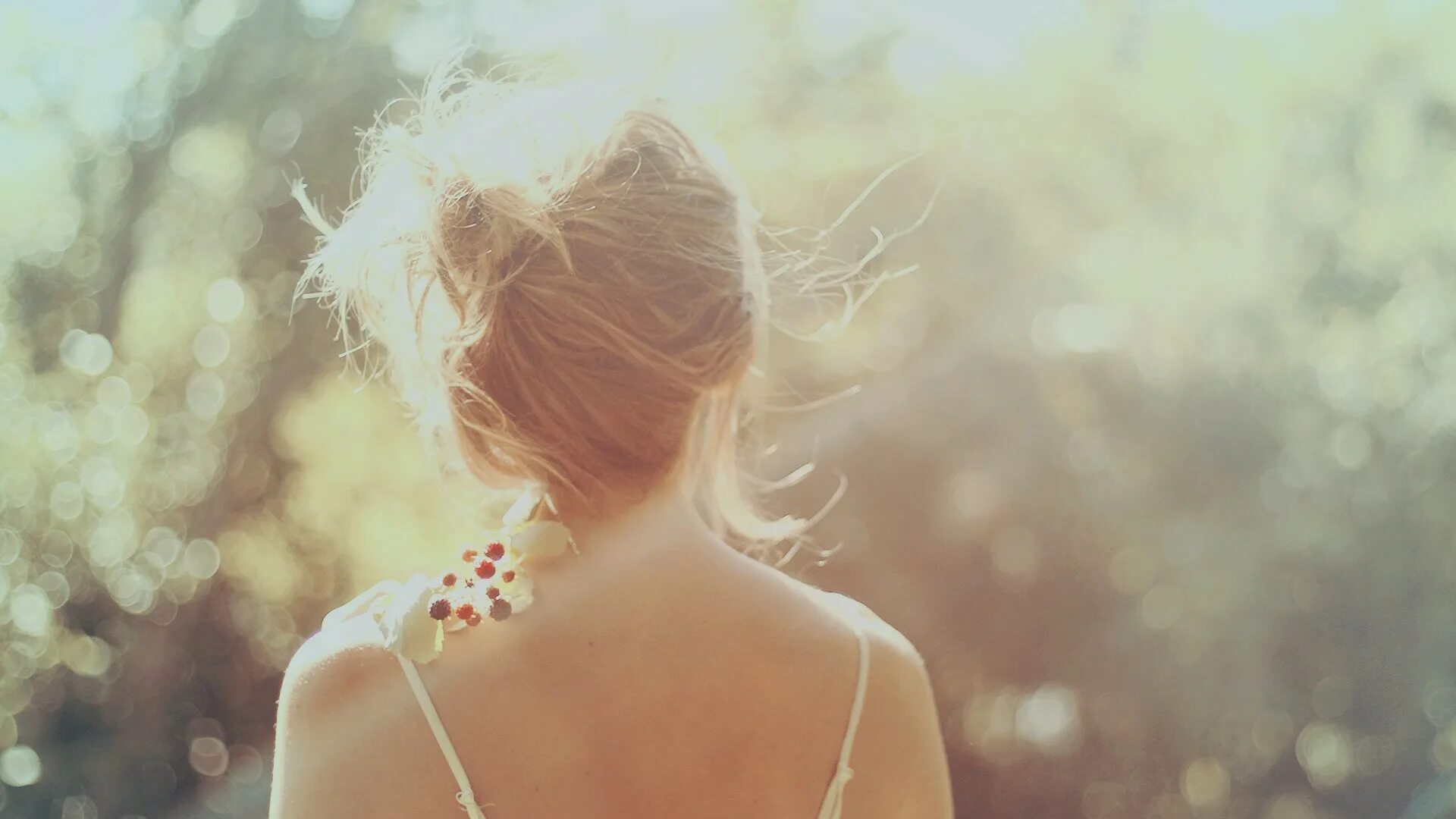 девушка на закате спиной зимой. женщина со спины. силуэт женщины. женщина со спины. девушка на берегу моря.