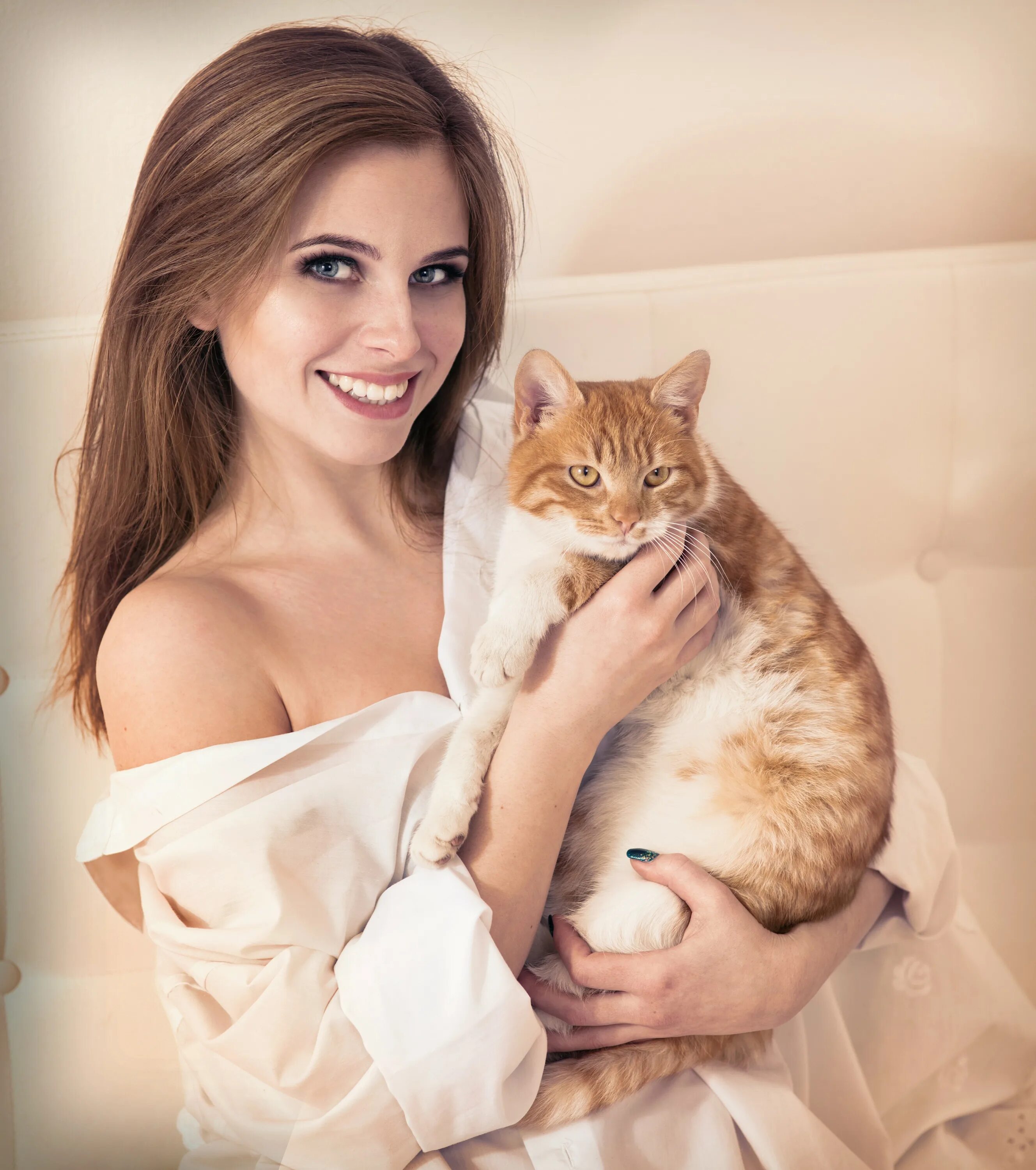 Котенок на руках. Девушка с котенком на руках. Девочка с котятами. Кошку девочка рука. Девушка с кошкой на руках.