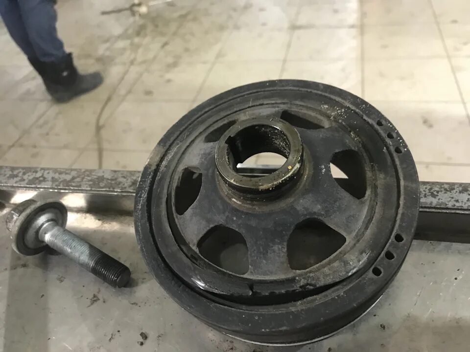 Шкив коленвала дастер 1. Шкив коленвала el15. Шкив коленвала mazda 2500 дизель. Заменить шкив коленвала. 2 дизель.