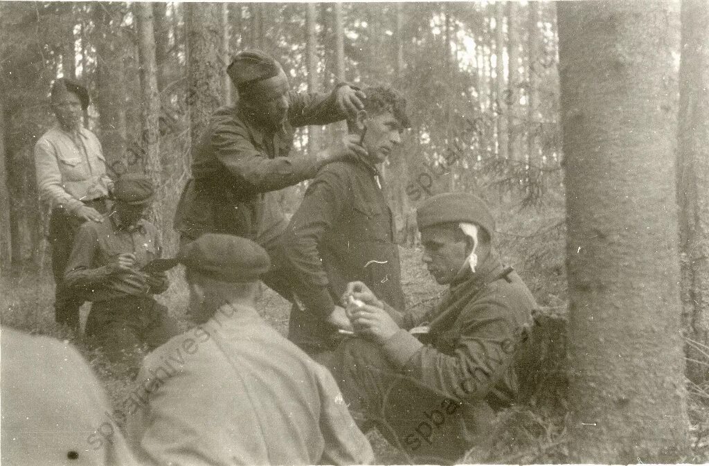 Пятеро партизан. Партизаны 1941 Никитин. Землянка Партизан. Землянка Партизан Великой Отечественной войны. Солдатский привал.