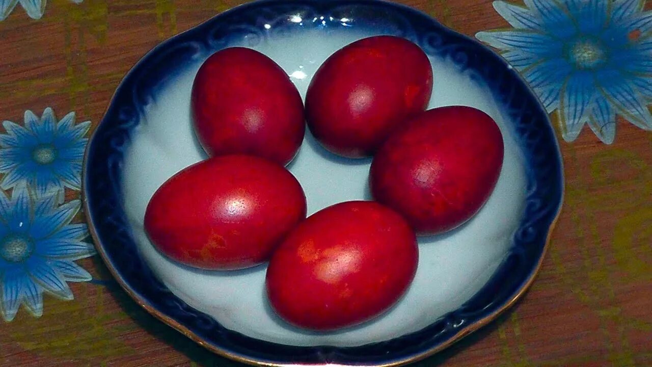 Покрасить красные яйца. Крашеные яйца красные. Красить яйца свеклой. Яйца крашеные свеклой. Красные яйца Покрашенные свеклой.