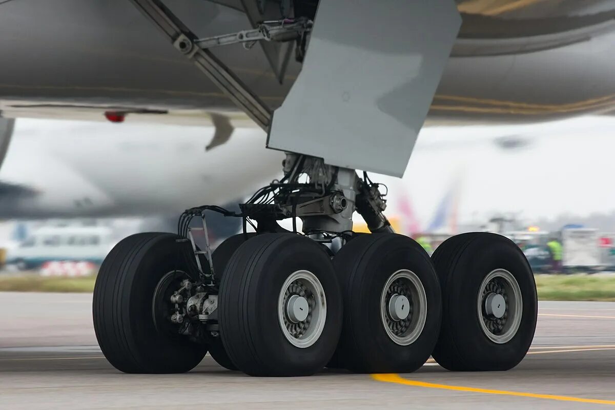 Шасси пример. Шасси b777. boeing 777 шасси. boeing 777-300er шасси. боинг 777 300 шасси.