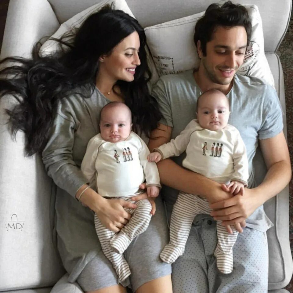 Мама папа близнецы. Счастливая семья с близнецами. Красивые пары с детьми. Красивая семья. Семейная фотосессия с двойняшками.