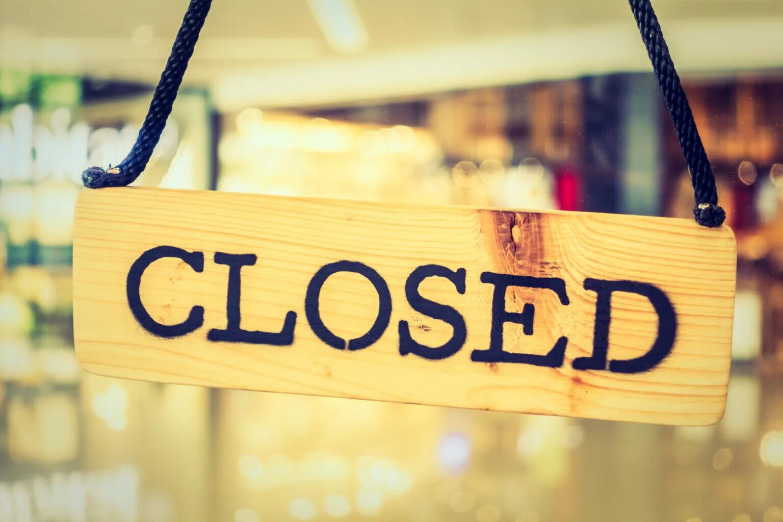 Close closing. Табличка closed. Вывеска closed. Табличка ресторан закрыт. Табличка мы закрыты.