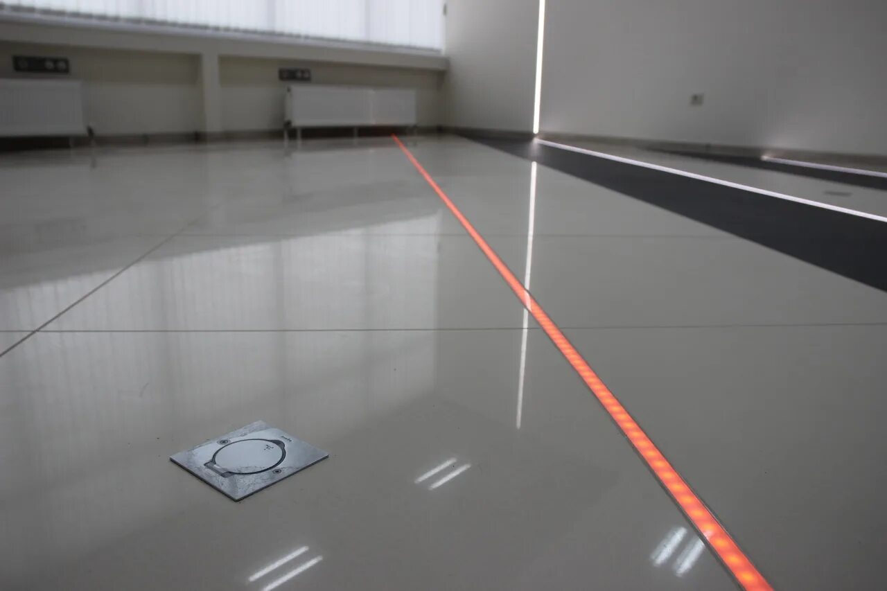 Подсветка пола. Линии какой пол. Полимерцементный наливной пол. Евровуд плинтус pn 021 led. Подсветка пола светодиодной лентой.