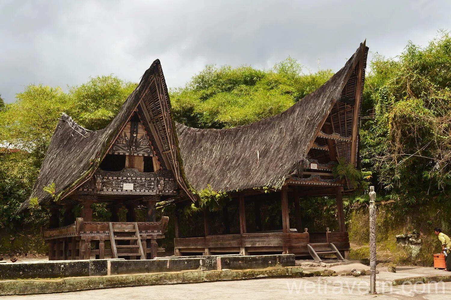 Археологический музей на острове змеиный. Остров самосир индонезия. Озеро тоба самосир. Деревня samosir в индонезии. Самосир.