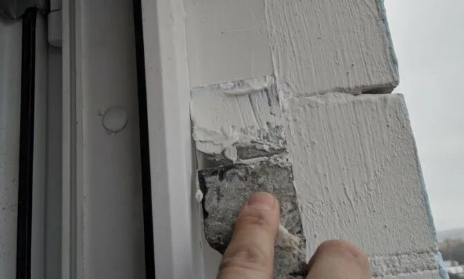 Заделка пластиковых окон после установки. Стиз а герметик для пластиковых окон. герметизация окон снаружи. затирка для пластиковых окон. заделка окон снаружи после установки пластиковых окон.
