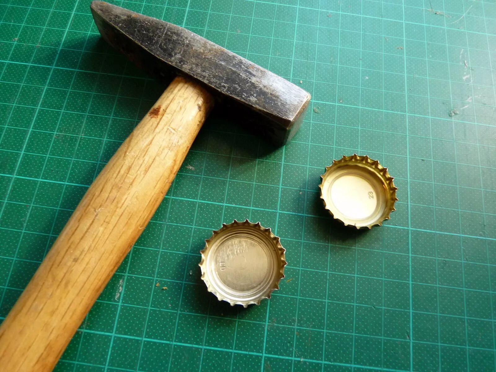 старый молоток с деревянной ручкой. молоток для отбивания льда. молоточек для ремонта обуви. технологическая карта изготовления молотка с квадратным бойком. головка молотка.