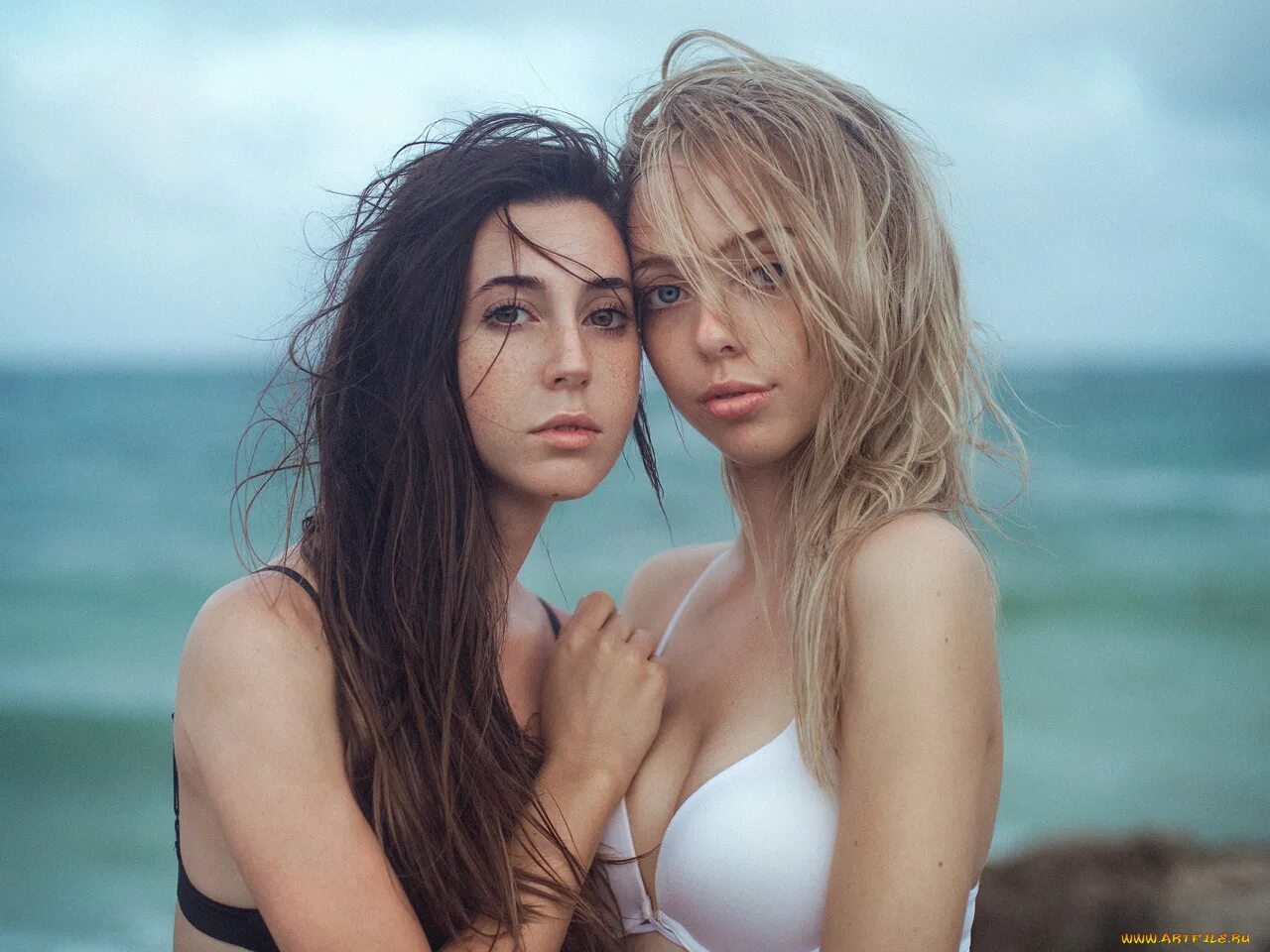 Иметь две девушки. Фотосессия двух девушек. две блондинки и брюнетка. подруги. две подруги блондинка и брюнетка.