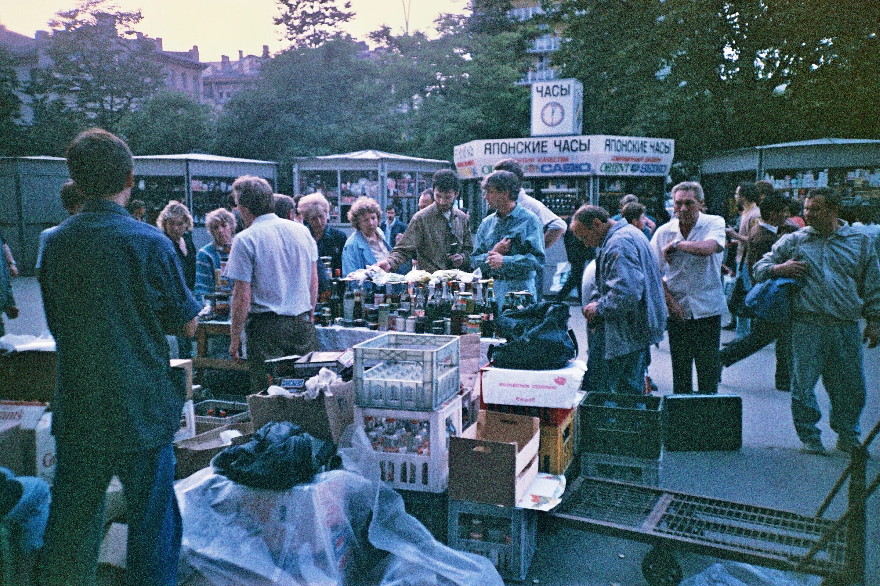 1990 е быть. Лихие 1990-е москва. сокольники рынок 90-е. москва 90-е рынки. горбушка рынок в 90-е годы.