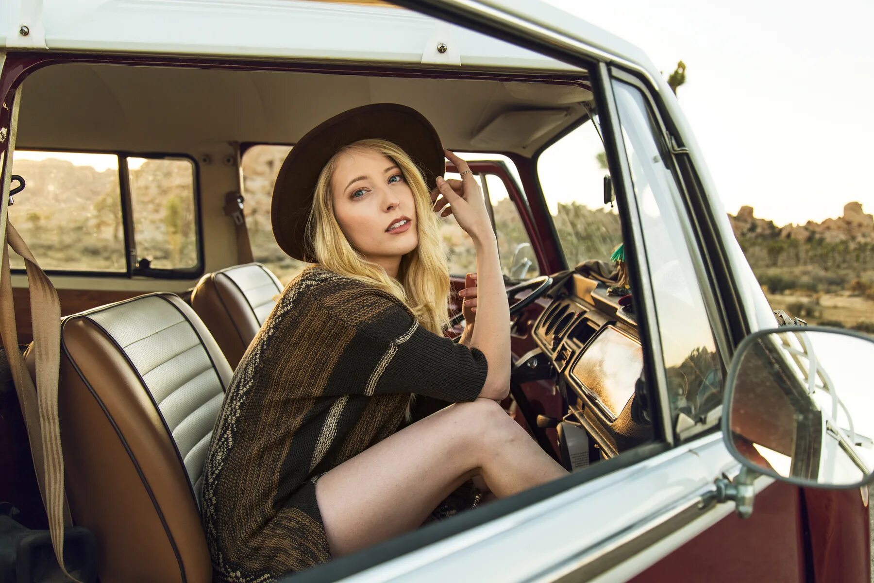 Hat car. Девушка в шляпе в машине. Фотосессия в шляпе с машиной. Фотосессия с машиной девушка с шляпой. Красивая женщина в шляпе на авто.