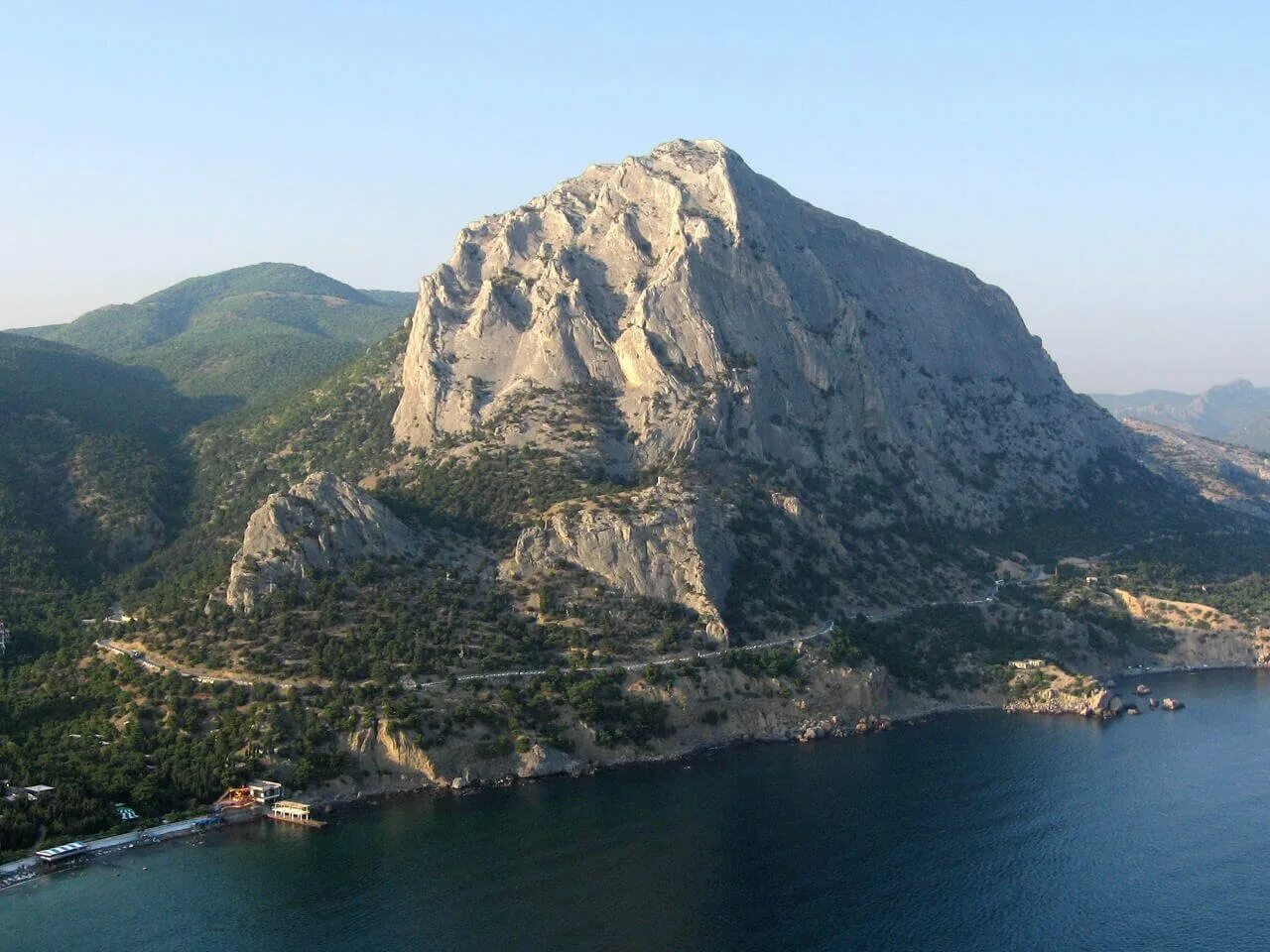 Км крыма. Бухта Ласпи гора. Мыс Сарыч в Крыму. Бухта Ласпи мыс Сарыч. Гора Сокол Судак.