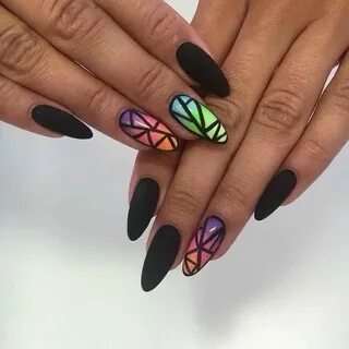 Черный маникюр летом