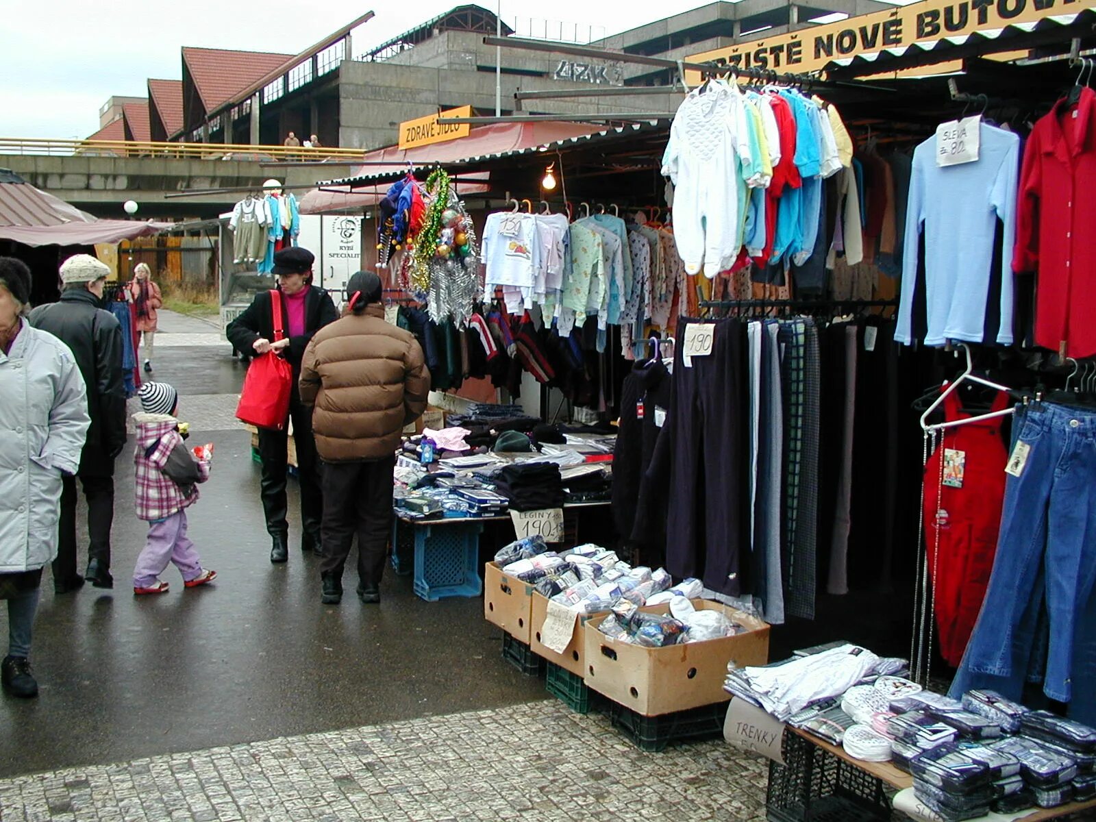 Где находятся вещевые рынки в москве. Рынок одежды. Вещевой рынок. Пражский рынок. Пражская рынок одежды.