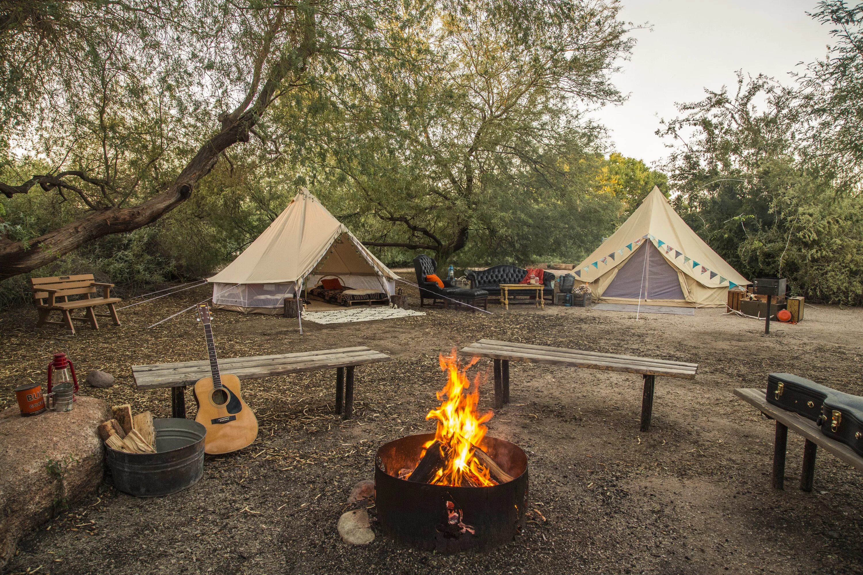 Ntrman camp. Кемпинги глэмпинг. Этно глэмпинг. Глэмпинг костер. Зеленая тропа глэмпинг.