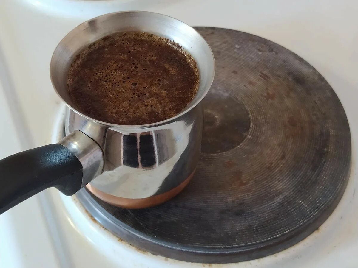 Заварить кофе в домашних условиях. Для варки кофе на газовой плите. Варка кофе в турке. Варить кофе в турке. Кофе в турке вид сверху.